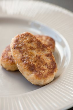 ev yapımı balık pirzola (kek) plaka üzerinde (yakın)