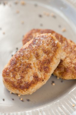 ev yapımı balık pirzola (kek) plaka üzerinde (yakın)