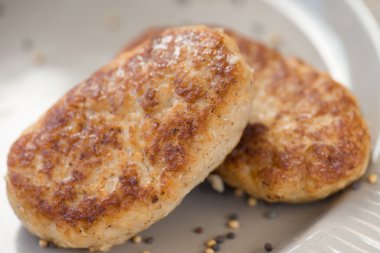 ev yapımı balık pirzola (kek) plaka üzerinde (yakın)