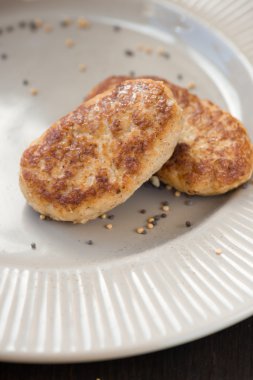 ev yapımı balık pirzola (kek) plaka üzerinde (yakın)