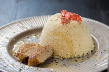 Dolmalık biber ile yapılan lezzetli ev yapımı vejetaryen kuskus