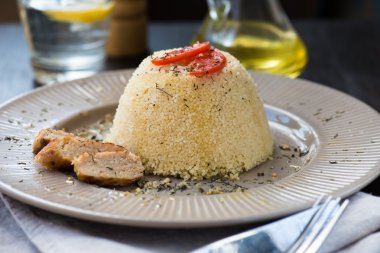 Dolmalık biber ile yapılan lezzetli ev yapımı vejetaryen kuskus