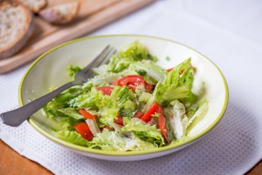 marul yaprakları, salatalık ve domates salatası