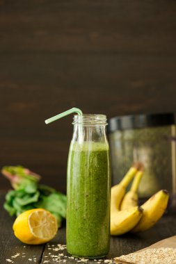 taze Detoks yeşil smoothie ıspanak ve outmeal ile