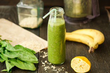 taze Detoks yeşil smoothie ıspanak ve outmeal ile