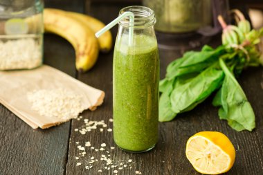 taze Detoks yeşil smoothie ıspanak ve outmeal ile