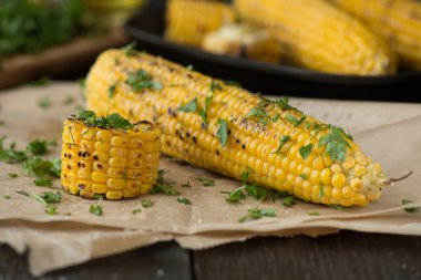 Biber, kişniş ve limon ile üzerinde ızgara mısır