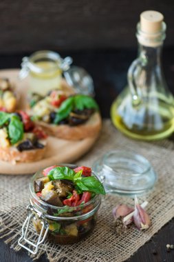 Domatesli fırında patlıcan, sarımsak ve kırmızı biber.