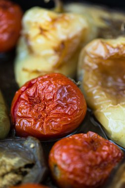 Fırında patlıcan tavada domates ile