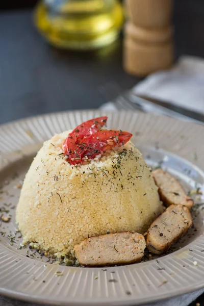 Cuscús vegetariano casero hecho con pimiento, tomate — Foto de Stock