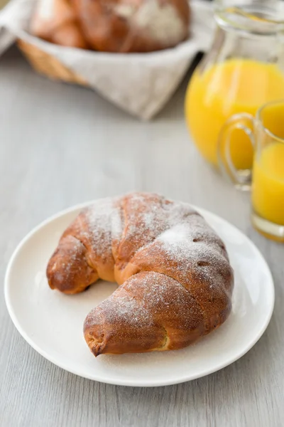 lezzetli kahvaltı taze kruvasanlar ve portakal suyu ile