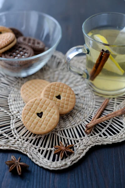 Vanilya ve çikolata ile çay ile krem kurabiye