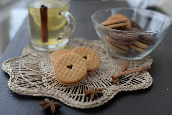 Galletas de crema con vainilla y chocolate con té — Foto de Stock