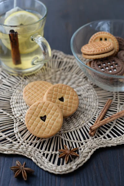 Cream cookies with vanilla and chocolate with tea — Stock Photo, Image