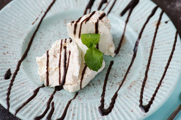 Kahvaltıda çikolata tepesi ile süzme peynir döktü