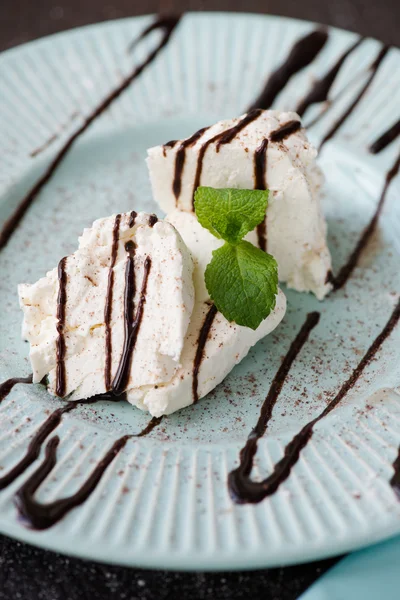 Kahvaltıda çikolata tepesi ile süzme peynir döktü