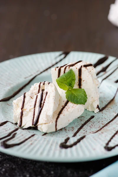 Kahvaltıda çikolata tepesi ile süzme peynir döktü