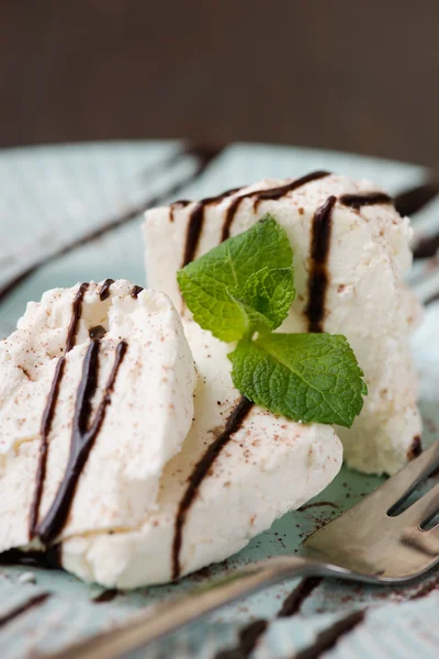 Kahvaltıda çikolata tepesi ile süzme peynir döktü