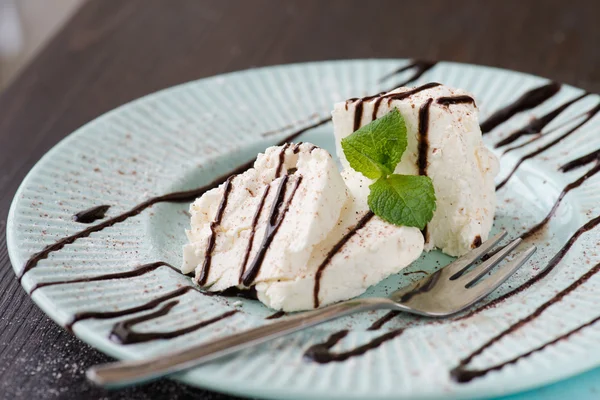 Queijo cottage derramado com cobertura de chocolate para o café da manhã — Fotografia de Stock