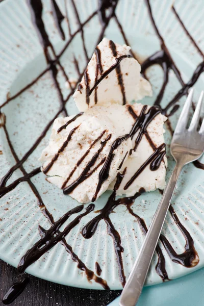 çikolata tepesi ile taze vanilyalı dondurma