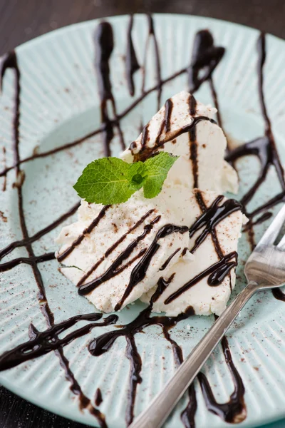 çikolata tepesi ile taze vanilyalı dondurma
