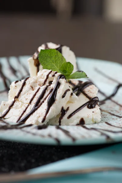 Gelato alla vaniglia fresco con guarnizione al cioccolato — Foto Stock