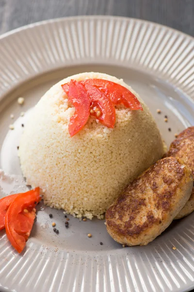 Köstlicher hausgemachter vegetarischer Couscous mit Paprika, — Stockfoto