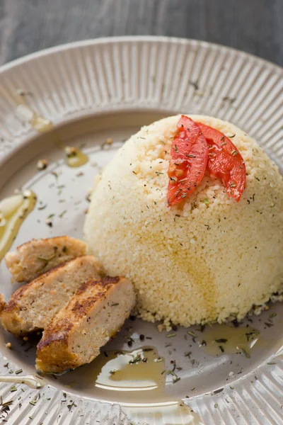 Köstlicher hausgemachter vegetarischer Couscous mit Paprika, — Stockfoto