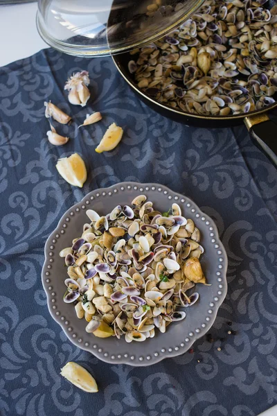 Stir fried clams with roasted paste,garlic, lemon, cilantro — Stock Photo, Image