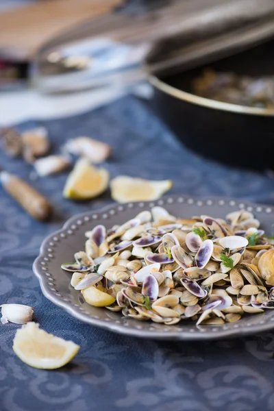 Stir fried clams with roasted paste,garlic, lemon, cilantro — Stock Photo, Image