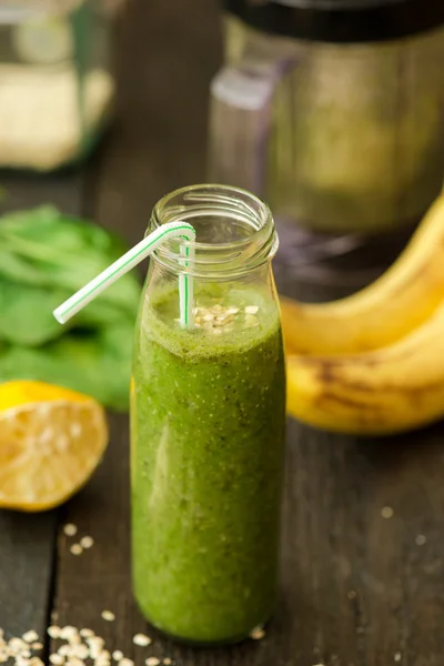 Smoothie verde desintoxicação fresca com espinafre e farinha — Fotografia de Stock