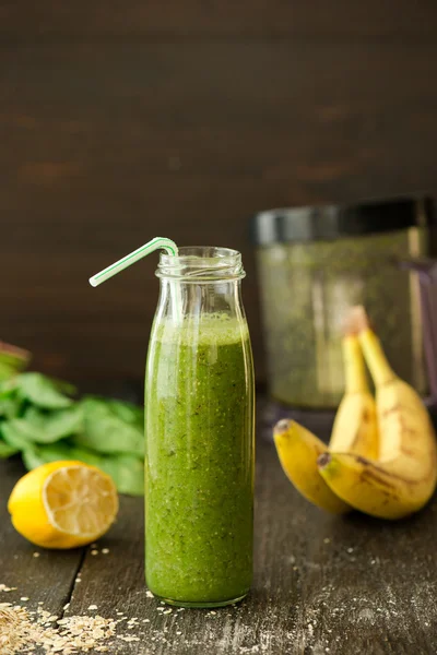 Smoothie verde desintoxicação fresca com espinafre e farinha — Fotografia de Stock