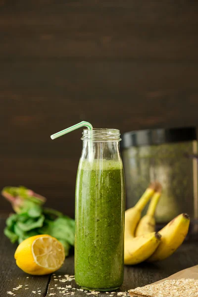 Smoothie verde desintoxicação fresca com espinafre e farinha — Fotografia de Stock