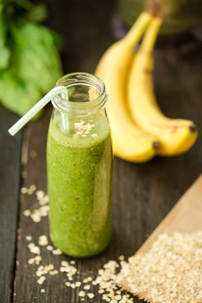 Smoothie verde desintoxicação fresca com espinafre e farinha — Fotografia de Stock