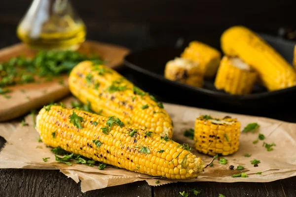 Gegrilde maïs op de kolf met Chili, koriander en kalk — Stockfoto