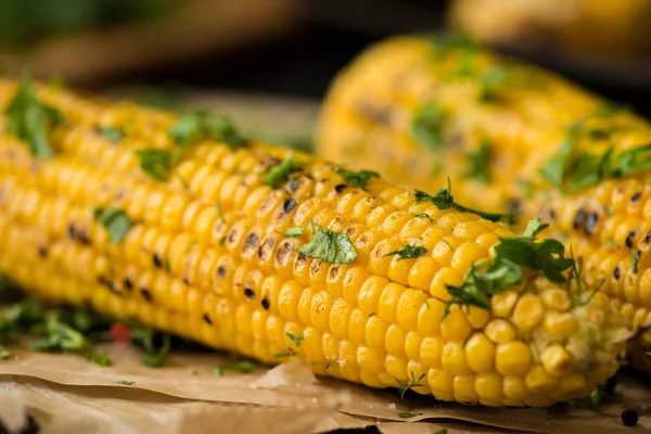 Gegrilde maïs op de kolf met Chili, koriander en kalk — Stockfoto