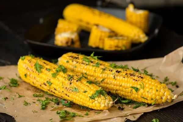 Gegrilde maïs op de kolf met Chili, koriander en kalk — Stockfoto