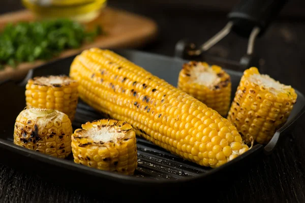 Gegrilde maïs op de kolf met Chili, koriander en kalk — Stockfoto
