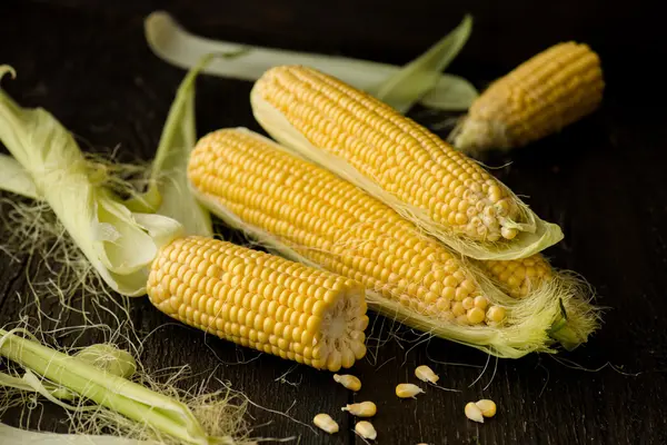 Organic sweet corn on wooden table. Selective focus. — Stock Photo, Image