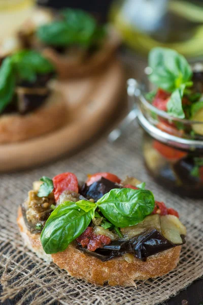 Toast with baked eggplant with tomatoes, garlic — Stock Photo, Image