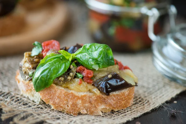 Toast with baked eggplant with tomatoes, garlic — Stock Photo, Image