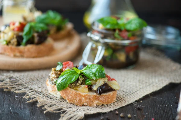 Tostadas con berenjena al horno con tomates, ajo — Foto de Stock