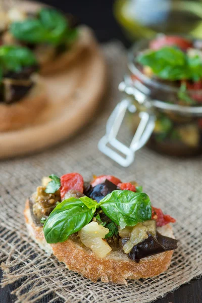 Toast with baked eggplant with tomatoes, garlic — Stock Photo, Image