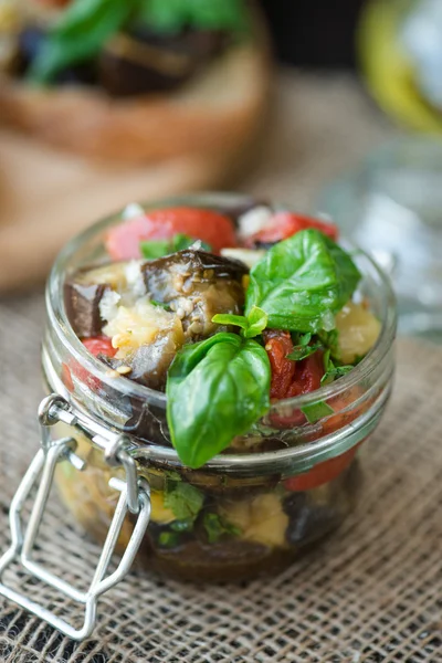 Baked eggplant with tomatoes, garlic and paprika — Stock Photo, Image