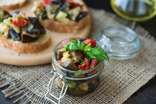 Baked eggplant with tomatoes, garlic and paprika — Stock Photo, Image