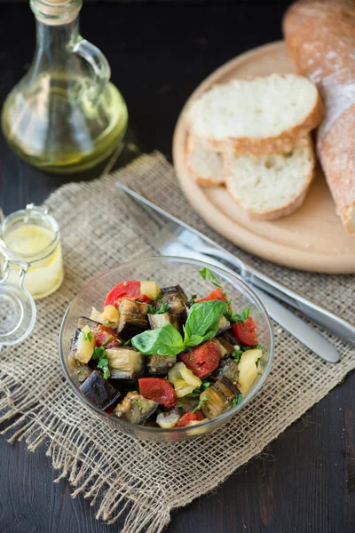 Gebackene Auberginen mit Tomaten, Knoblauch und Paprika — Stockfoto