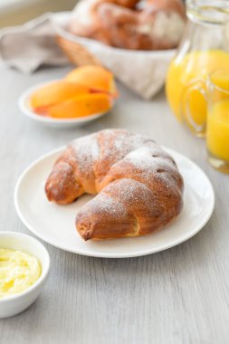 lezzetli kahvaltı taze kruvasanlar ve portakal suyu ile