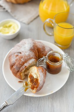 lezzetli kahvaltı taze kruvasanlar ve portakal suyu ile