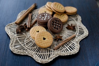 vanilya ve çikolata ile krem kurabiyeleri