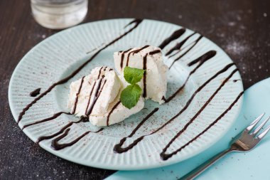 Kahvaltıda çikolata tepesi ile süzme peynir döktü